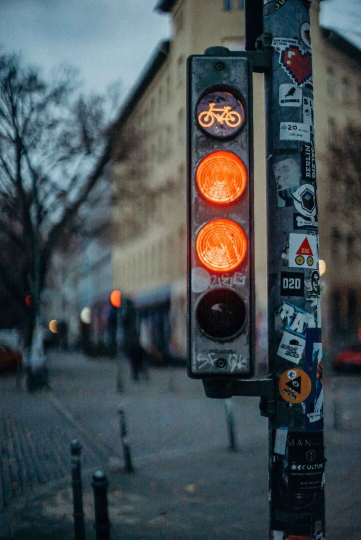 A traffic light with red lights on it